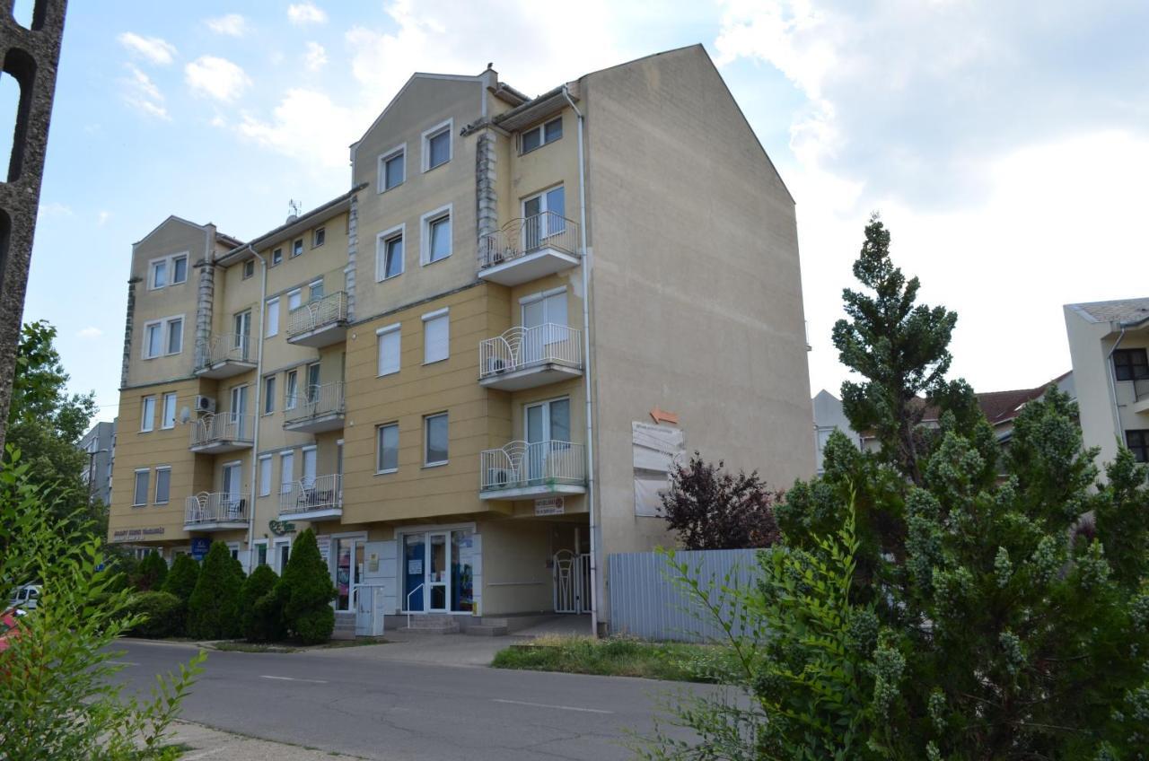 Gabi Apartman Hajduszoboszlo Exterior photo